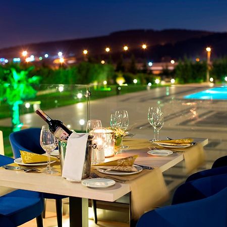 Miracle Istanbul Asia Airport Hotel & Spa Exteriér fotografie The hotel's pool