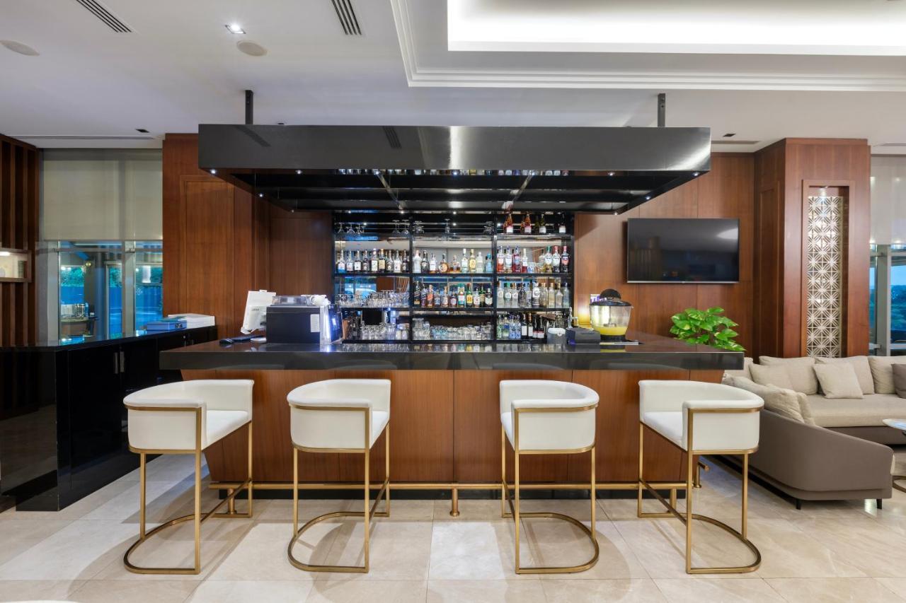 Miracle Istanbul Asia Airport Hotel & Spa Exteriér fotografie The bar at the lounge