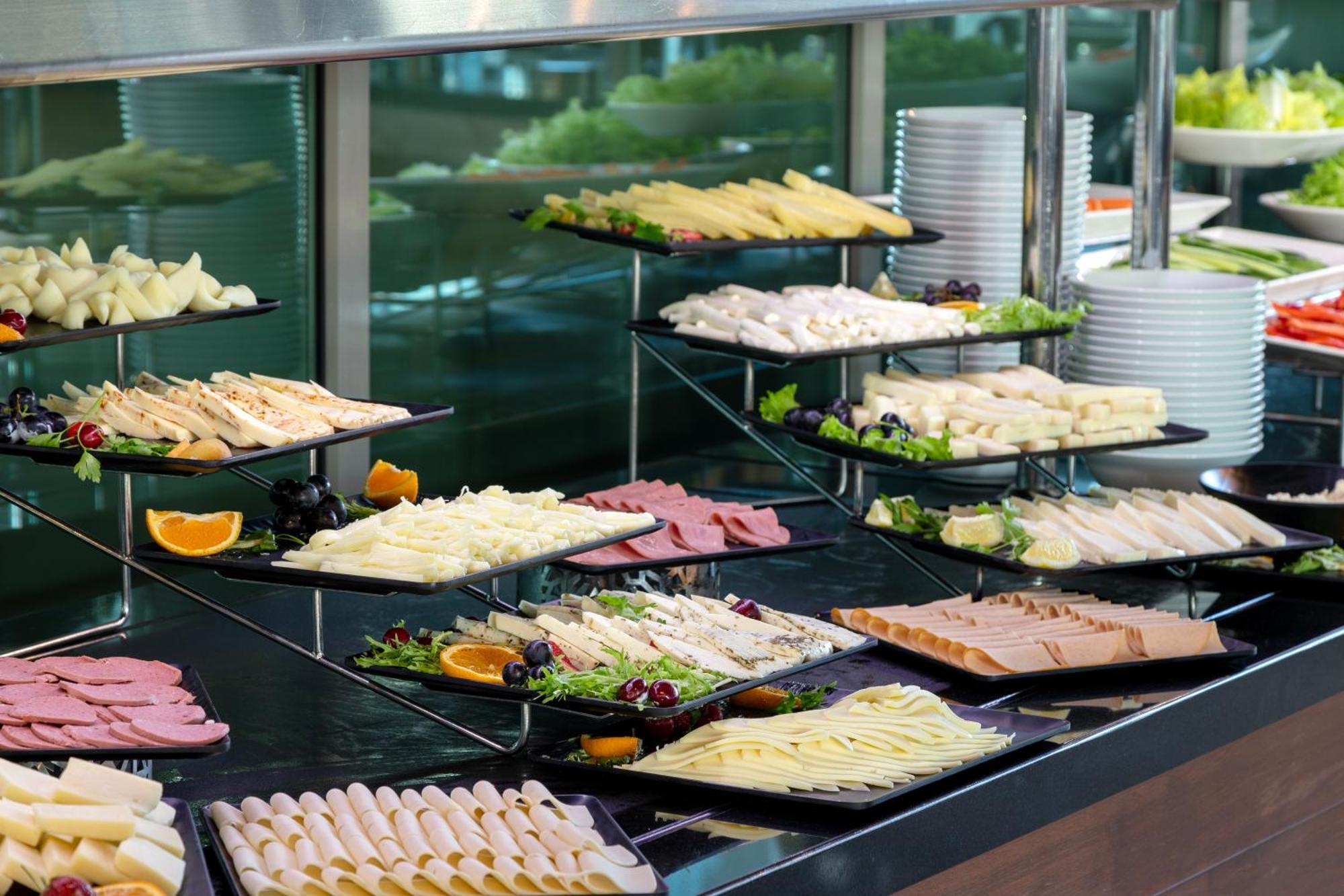 Miracle Istanbul Asia Airport Hotel & Spa Exteriér fotografie A buffet of cold cuts