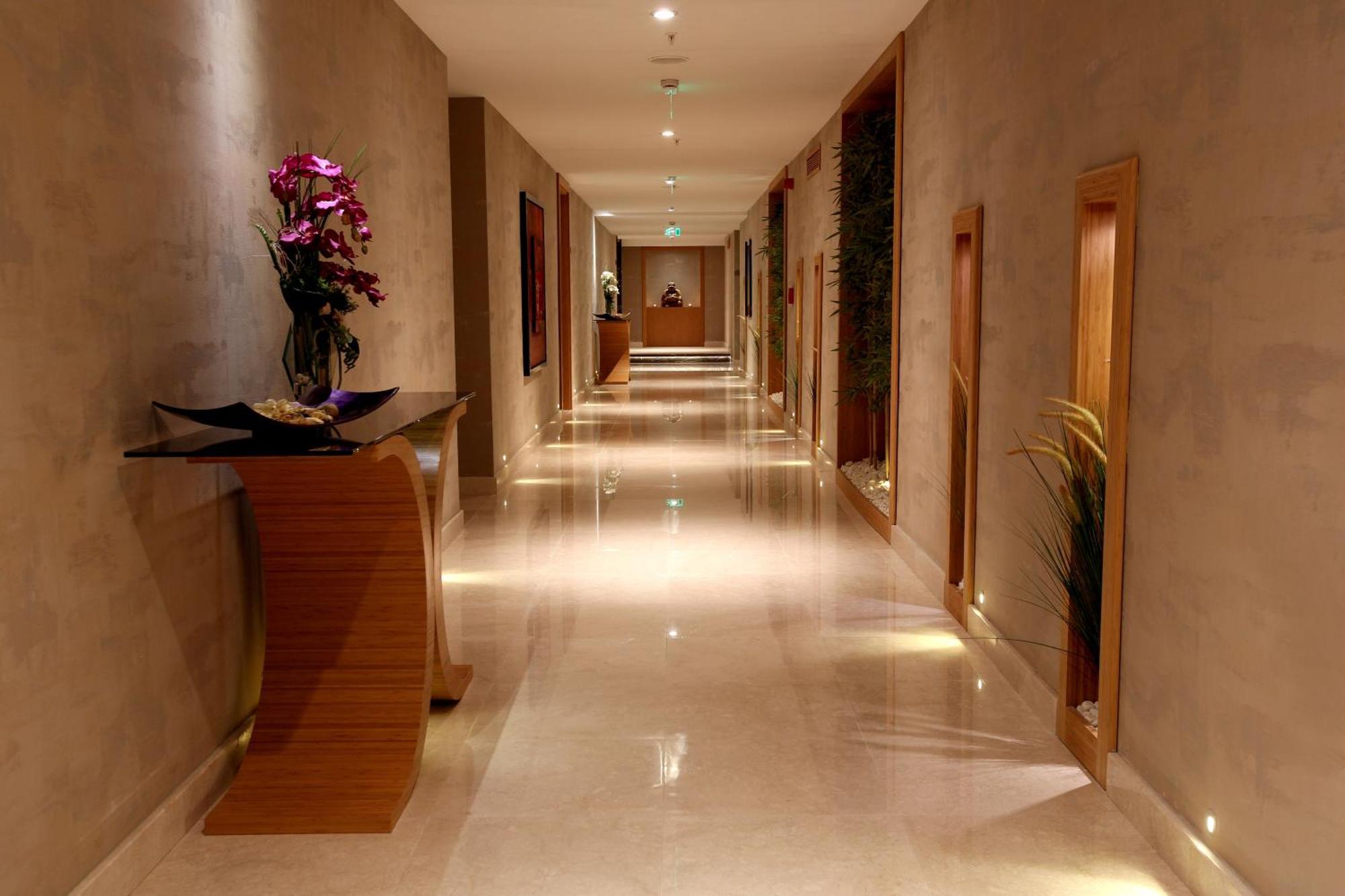 Miracle Istanbul Asia Airport Hotel & Spa Exteriér fotografie A corridor in a hotel