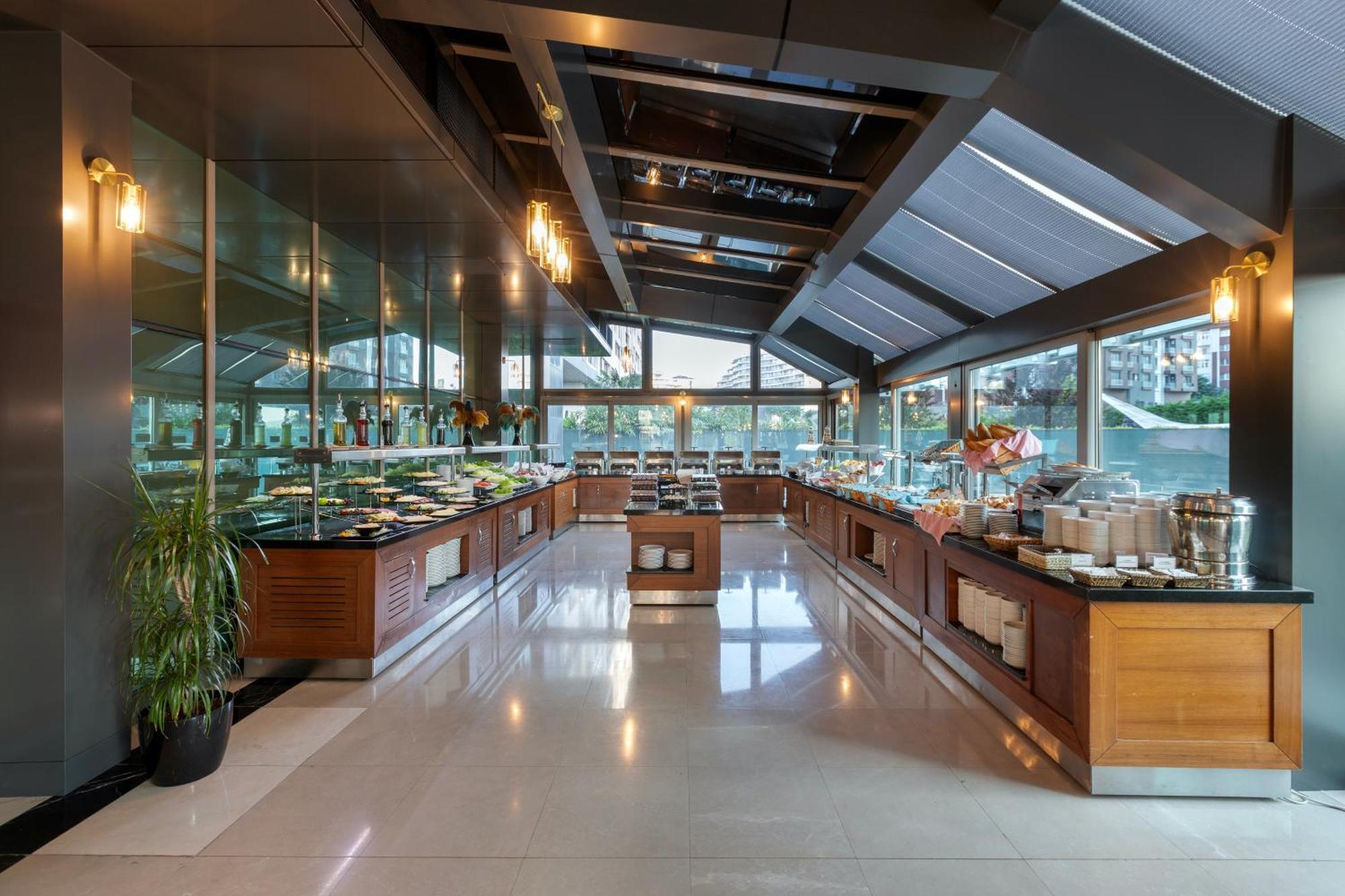 Miracle Istanbul Asia Airport Hotel & Spa Exteriér fotografie The buffet at the hotel